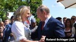 На своєму весіллі у 2018 році колишня міністерка закордонних справ Австрії Карін Кнайсль танцювала з президентом Росії Володимиром Путіним, а тепер вона увійшла до ради директорів державної компанії «Роснефть»