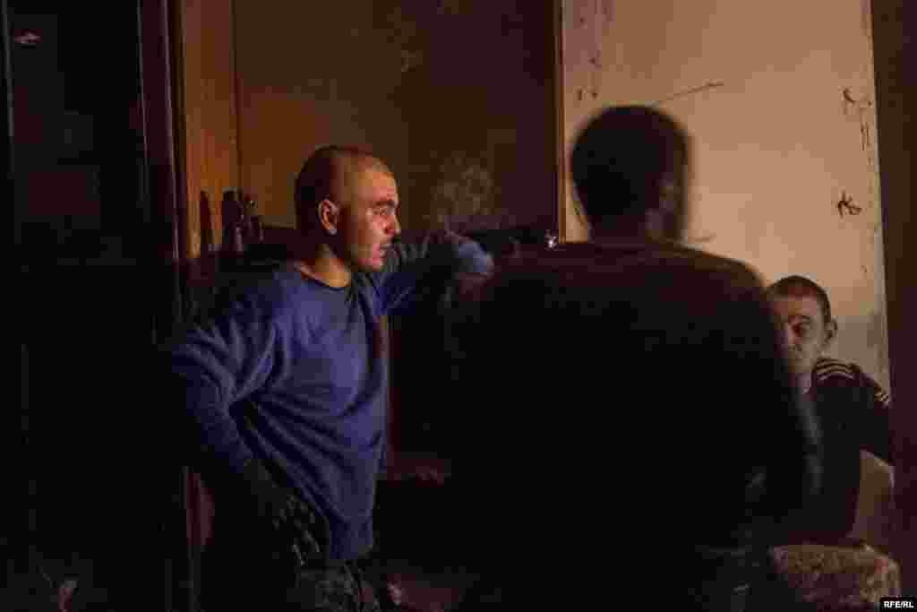 Слева стоит «Малый», служащий украинской армии, которого командир отправил к добровольцам. Через несколько дней после того, как было сделано это фото, «Малый» получил ранение в бою и теперь должен два месяца лежать в больнице. Ему оставалась неделя до демобилизации