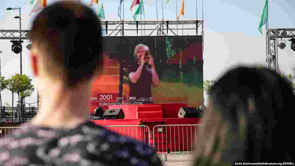 Фестиваль караоке на Почтовой площади. В фестивале караоке может принять участие любой желающий, предварительно зарегистрировавшись на месте, и исполнить песню одного из победителей «Евровидения» разных лет