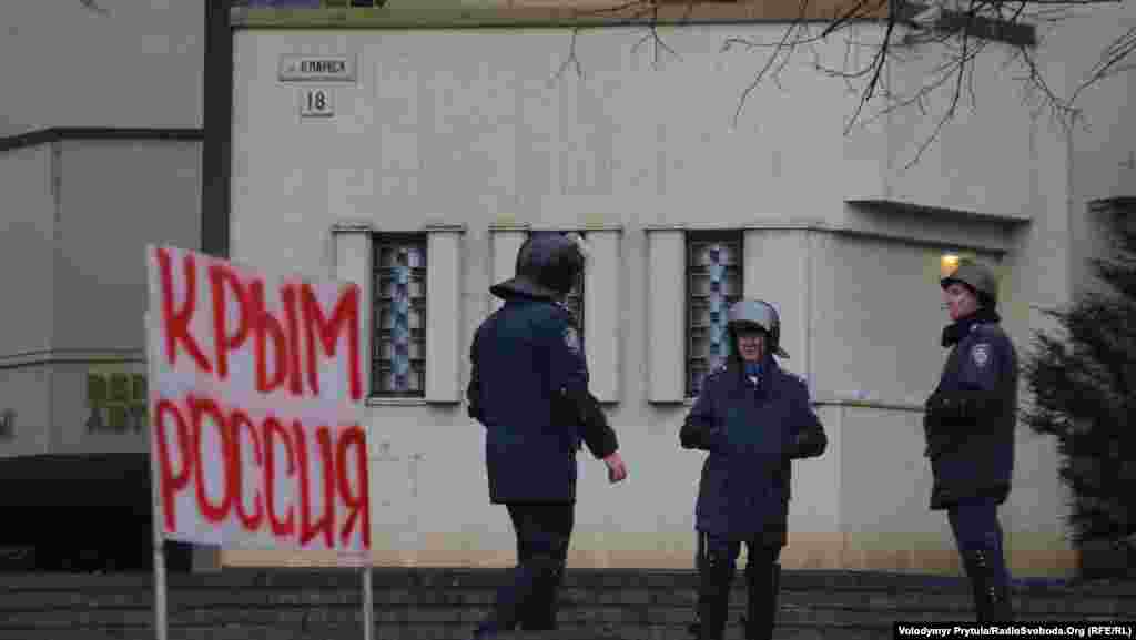 Проросійські активісти мітингують біля кримського парламенту, Сімферополь, 27 лютого