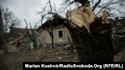Зруйнований внаслідок обстрілів будинок в Авдіївці, 27 березня 2017 року