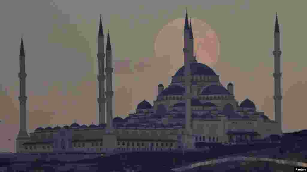 Суперлуние в Стамбуле