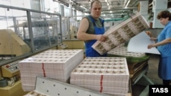 В апреле рубль начал укрепляться к корзине мировых валют, сообщил Центробанк