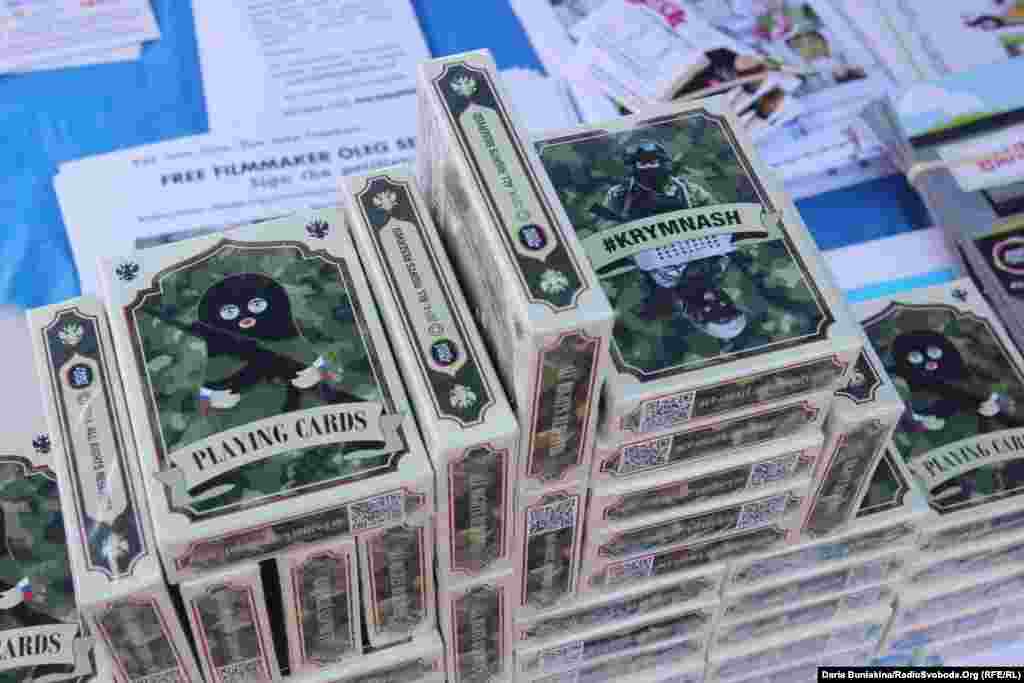 Гральні карти з фотографіями російських, українських політиків та інших діячів, які брали участь в анексії Криму в 2014 році