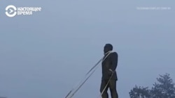 Толпа в Талдыкоргане пытается снести памятник Нурсултану Назарбаеву Толпа в Талдыкоргане пытается снести памятник Нурсултану Назарбаеву