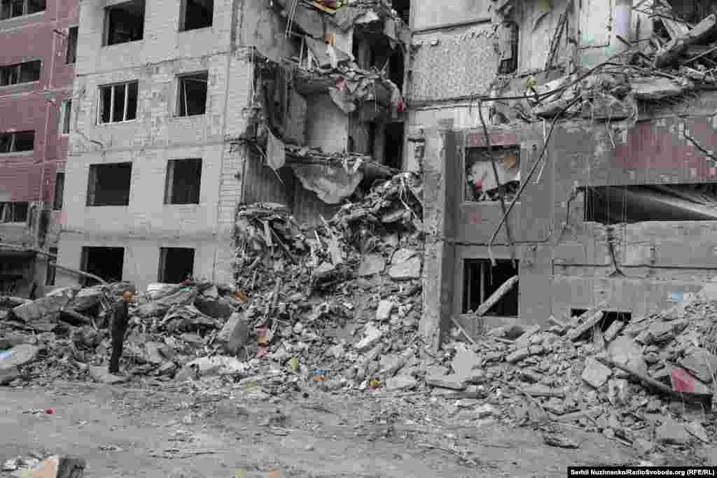 Чоловік намагається додзвонитися до жінки, яка перебуває під завалами, пізніше рятувальники знайдуть її тіло