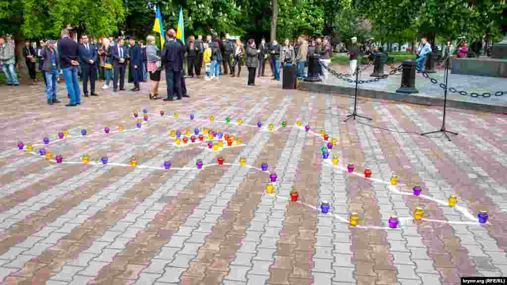 На Соборной площади, которая находится в историческом центре города, выложили 77 свечей – по каждой за год, прошедший с момента депортации