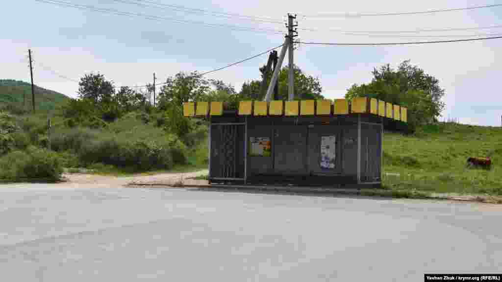 Автобусная остановка в селе Оборонное. От автостанции на 5-м километре Балаклавского шоссе автобусом сюда можно доехать за 20 минут