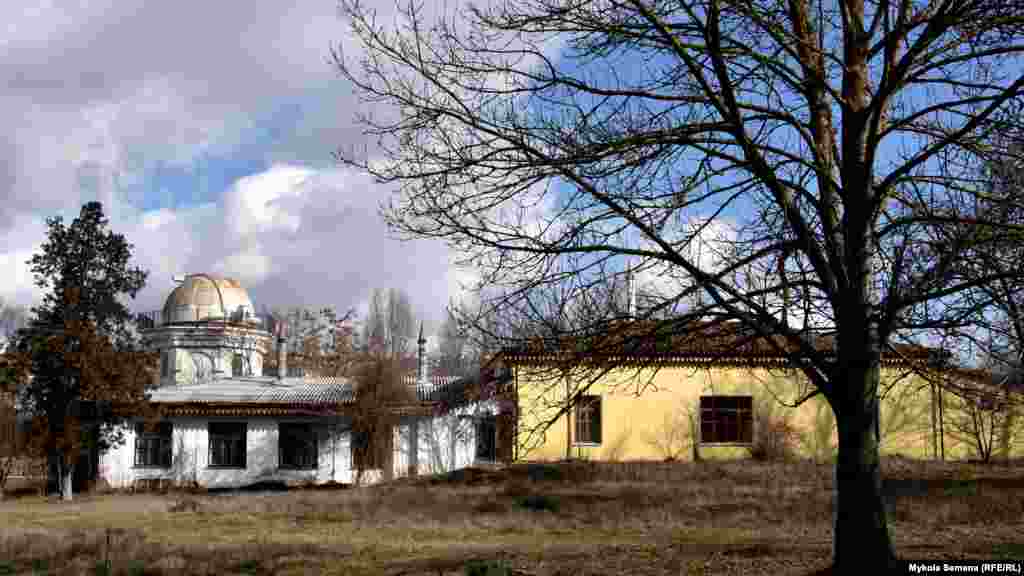 Много раз уже перестроенная усадьба, которую приписывают известному немецкому ученому Петру Симону Палласу в Салгирке, из-за того, что некогда это имение купила его жена Каролина Ивановна, а Паллас называл свое крымское пристанище в ее честь Каролиновкой – усадьбу ремонтируют и перестраивают еще раз. Паллас прожил здесь 10 лет, потом развелся с женой, навсегда попрощался и с Каролиной, и с Каролиновкой и уехал на родину