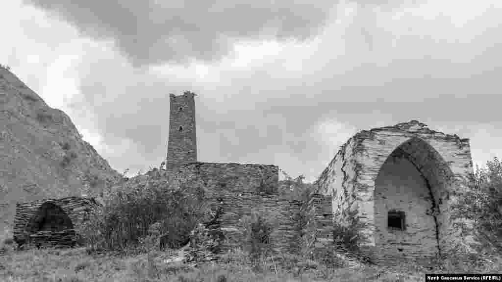 Возле Итум-Кали начинается погранзона. Чтобы попасть в нее, россиянам достаточно паспорта, а вот иностранцам нужен пропуск, который делают до двух месяцев. Отдельное разрешение необходимо для пересечения зоны КТО в Шатойском районе. Усилия будут вознаграждены, ведь неподалеку от границы с Грузией высится главная древняя достопримечательность Чечни – город мертвых Цой-Педе