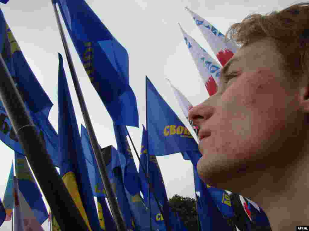 Демонстранти також розгорнули транспаранти з написами: «Янукович, батьками і батьківщинами не торгують!», «Янукович, зупинися! Не продавай Україну!»