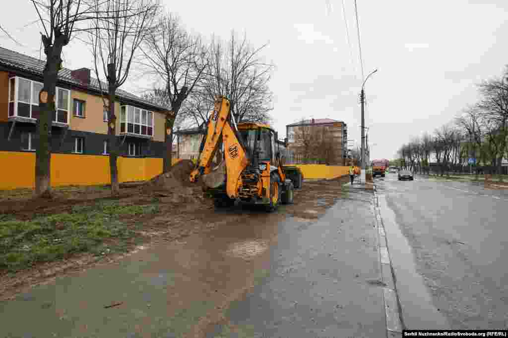 Центральна вулиця Бородянки. По ній бронетехніка заходила з північно-західного напрямку
