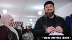 Рамзан Кадиров(п) та його матір Аймані (фото архівне)