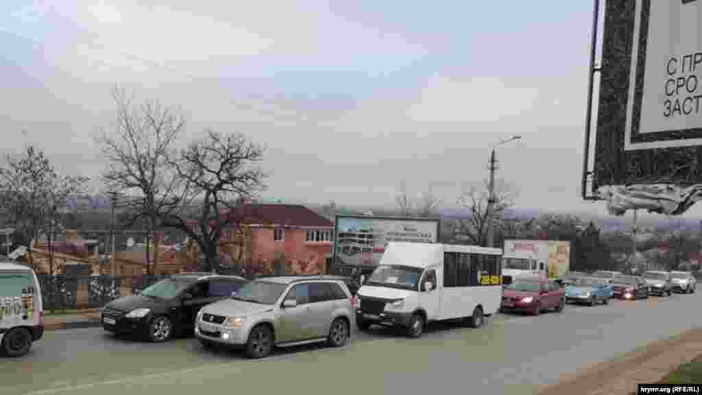 Но с повышением комфорта в передвижении, для крымчан обострилась старая проблема – пробки