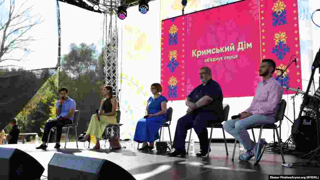 В рамках концерта прошла открытая дискуссия «Крымский взгляд на независимость Украины» с участием главы Меджлиса крымскотатарского народа Рефата Чубарова, режиссера Ахтема Сеитаблаева и заместителя генерального директора Украинского Института Алима Алиева