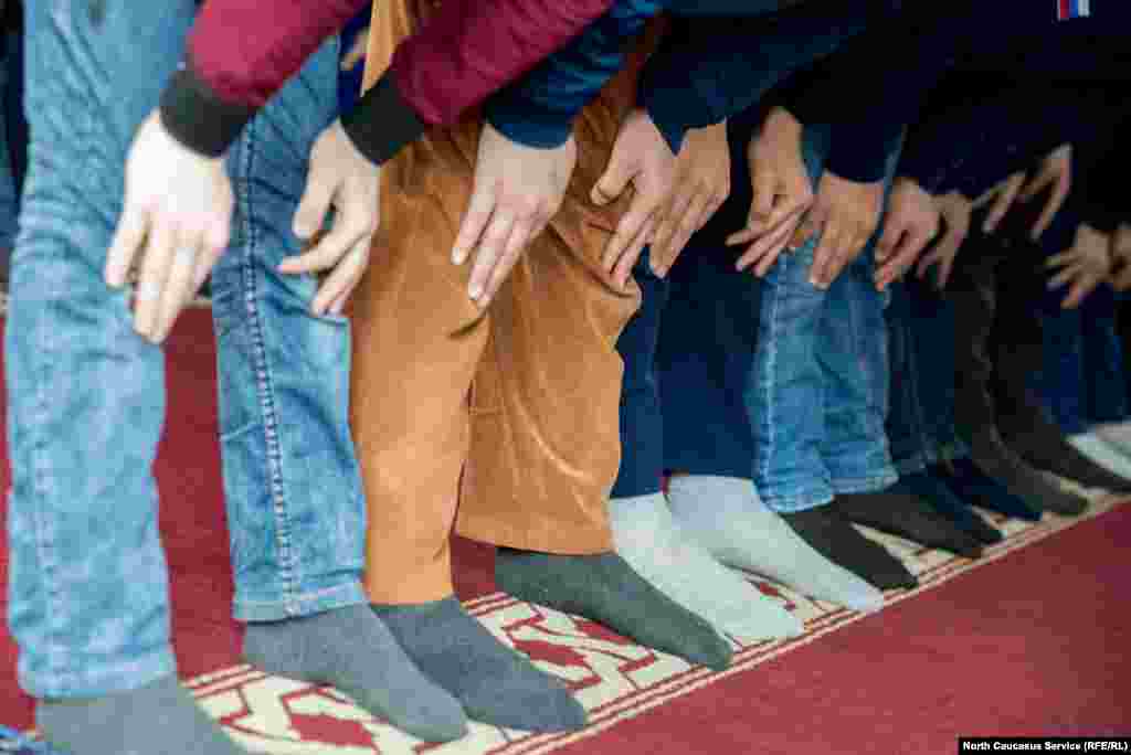 Удивительно, но большинство муталимов учат Коран наизусть, не понимая арабский