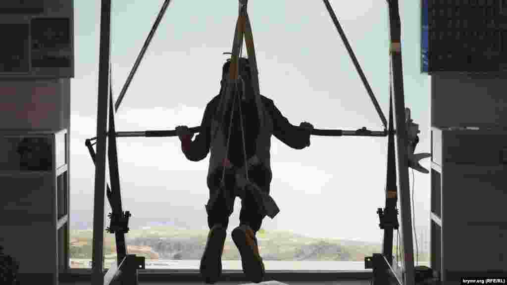 Феодосия, музей свободного полета им. Константина Арцеулова, внука Ивана Айвазовского. В одном из трех залов музея посетителям предоставляется возможность полетать на симуляторе дельтаплан, 2 декабря 2017 года