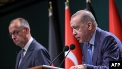 Претседателот на Турција Реџеп Таип Ердоган (десно) и германскиот канцелар Фридрих Мерц одржуваат заедничка прес-конференција во претседателската палата во Анкара, на 30 октомври 2025 година. (Фото: Адем Алтан / AFP)