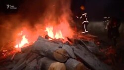 Сутички в Нових Санжарах: палаючі шини та розбиті вікна автобусів – відео Сутички в Нових Санжарах: палаючі шини та розбиті вікна автобусів – відео