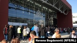 Red za vakcinaciju ispred BelEkspo centra u Beogradu, 27. mart