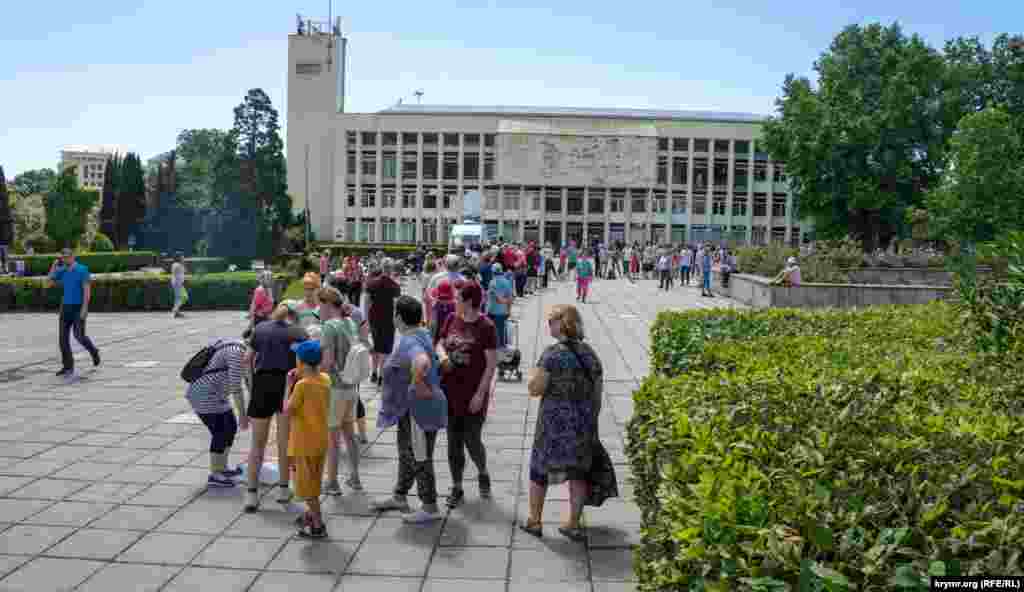 На площади перед горсоветом образовалалсь длинная очередь за водой. Российские власти города сообщили, что приоритетная задача – восстановить полную работу всех самых важных ресурсов – воды, электричества, газа