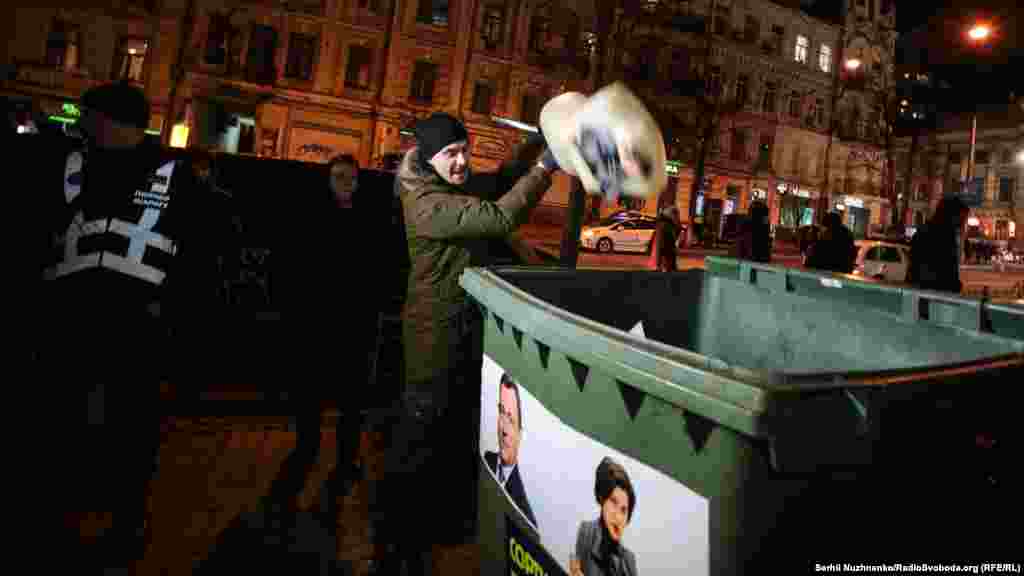 На завершення акції з манекенами, що зображували Венедіктову і Бабікова, провели «народну люстрацію»