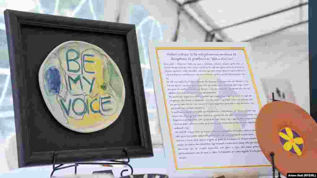 Slogan platforme "Budi moj glas" (levo), u znak podrške žrtvama seksualnog nasilja, i priča koju je napisala jedan od preživelih (desno).