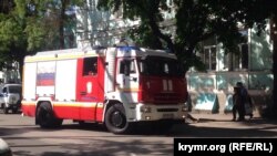 Машина МЧС под зданием Симферопольского райсуда, Крым, 15 мая 2018 год