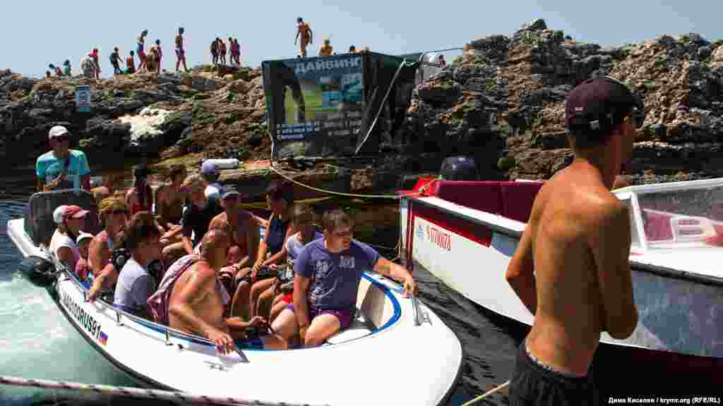 В летнюю жару прогулки на катере – одно из самых популярных развлечений