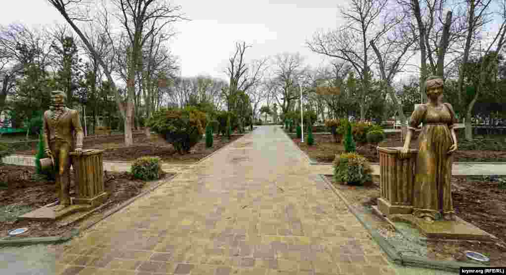 В сквере имени Пушкина появились главные персонажи поэмы классика «Евгений Онегин». Их пока, как и сам сквер после реконструкции, официально российский власти города еще не открыли, хотя планировали это сделать в декабре прошлого года