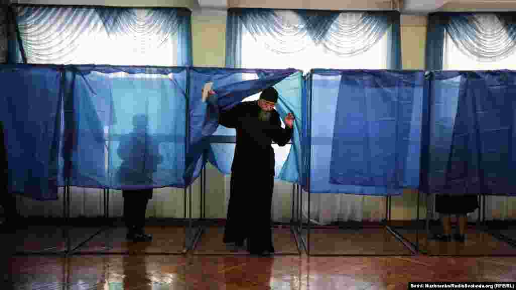 Священнослужитель на виборчій дільниці Києва