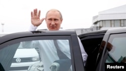 Владимир Путин выходит из автомобиля в Минске, август, 2014 год