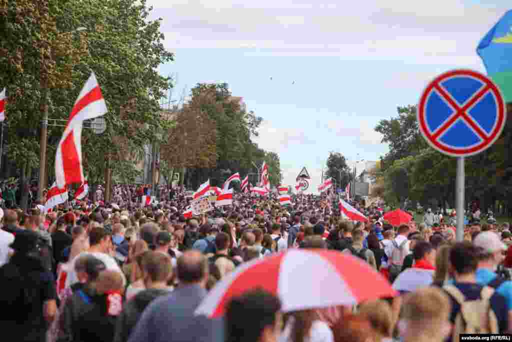 Марш ідзе па Нававіленскай