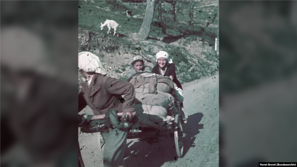 Еще один малоизвестный аспект Второй мировой – беженцы и насильно перемещенные лица. Десятки миллионов человек сменили, в основном, не по своей воле, место жительства. Не стал исключением и Крым, где в ходе партизанских атак и контрпартизанских действий оккупантов множество сел были разрушены, а их жители – переселены. На фото: крымскотатарские беженки на Южном берегу Крыма, лето 1942 года