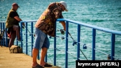 Отдыхающие на набережной и рыбаки Коктебеля (фотогалерея)