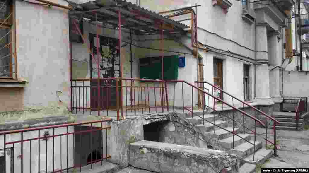 Один из дворов по улице Адмирала Макарова. Вход в первый подъезд дома несколько разрушен, во второй – украшен массивными колоннами