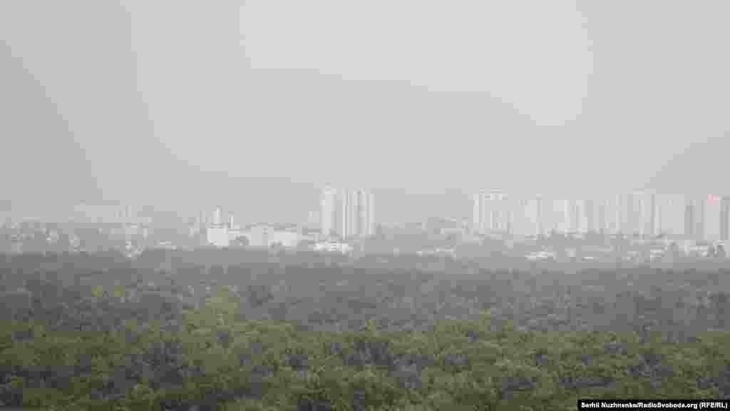 Температура повітря в Києві стрімко зростає, це перешкоджає перемішуванню шарів повітря – гаряче повітря не дає забруднювальним речовинам підніматися у верхні шари.  На фото – вигляд на житлові масиви лівого берега Києва