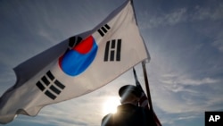 «Тому нам доведеться подивитися на це (рівень залученості сил КНДР і що вона отримає від РФ), перш ніж ухвалювати рішення щодо підтримки зброєю України» – сказав очільник МЗС Південної Кореї