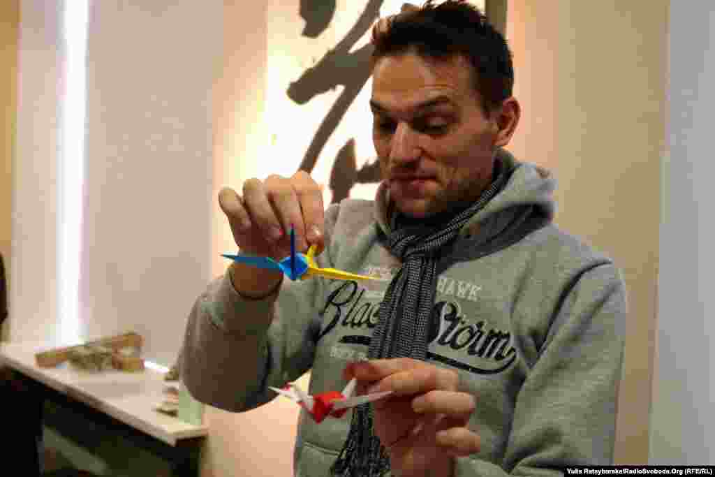 Японські журавлики, які вчились робити діти й дорослі, – з паперу, стилізованого під прапори Японії та України