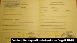Підробний сертифікат вакцинації на вигадану особу, який надіслали Радіо Свобода. Дійсний, легальний сертифікат - кожен вакцинований може отримати безкоштовно