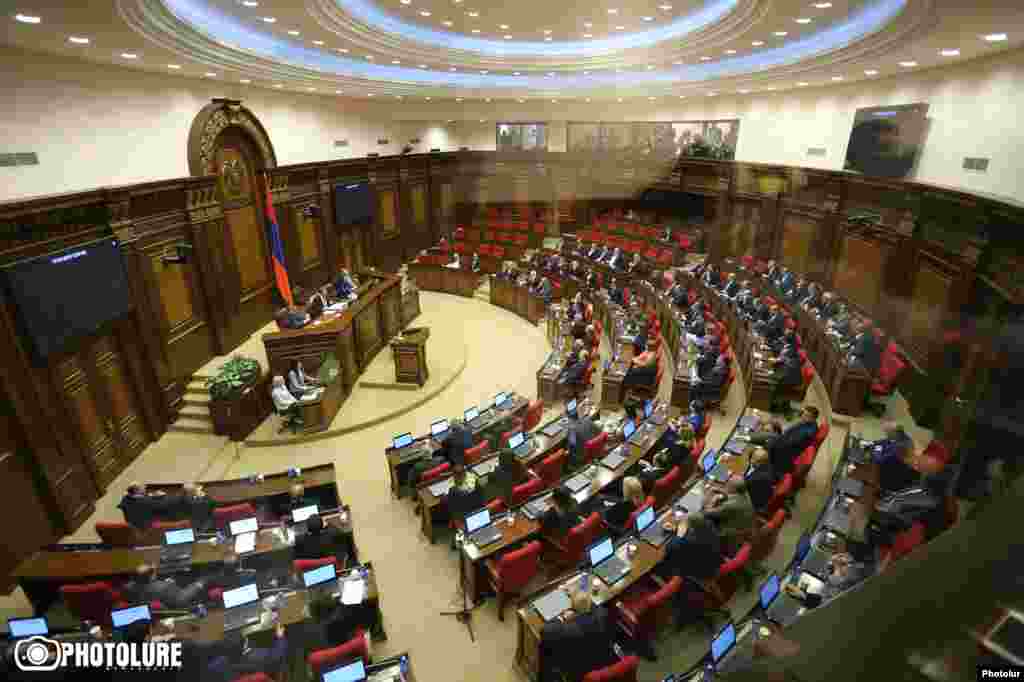 На спеціальному засіданні Національних зборів Вірменії 76 голосами «за» та 17 «проти» Сержа Сарґсяна призначили новим прем’єр-міністром Вірменії. Тепер він – найвпливовіша особа країни, внаслідок конституційної реформи 2005 року