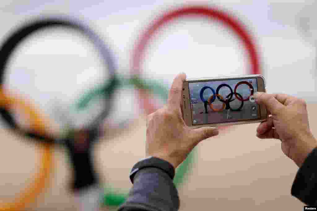 Независимая комиссия Всемирного антидопингового агентства (WADA) под руководством Ричарда Макларена опубликовала доклад, согласно которому российские спортсмены систематически употребляли допинг во время соревнований, в том числе Олимпиады в Сочи. Во второй части доклада утверждалось, что российские власти поощряли и координировали употребление допинга спортсменами. В результате допингового скандала российских легкоатлетов и спортсменов других видов спорта отстранили от Олимпиады в Рио. Лишилась игр и целая паралимпийская команда из России.  Кремль отрицал обвинения WADA, но и.о. генерального директора Российского антидопингового агентства Анна Анцелиович 28 декабря подтвердила газете New York Times, что российские олимпийцы массово использовали препараты во время Олимпиады-2014, а спортивные власти покрывали этих атлетов.