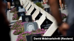 Церемонія на меморіальному цвинтарі грузинських солдатів, загиблих під час війни з Росією в 2008 році. Тбілісі, 8 серпня 2017 року