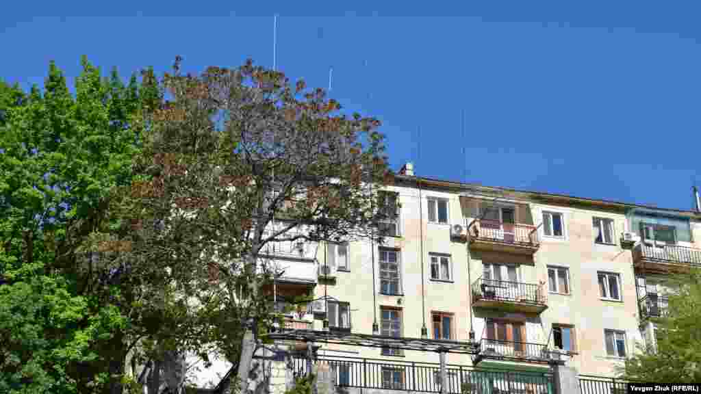 У многоквартирного дома на улице Володарского установлены антенны связи противоатомного убежища 