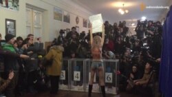 Я не встиг розгледіти – Кличко про «протест» «Фемен» на дільниці (відео) Я не встиг розгледіти – Кличко про «протест» «Фемен» на дільниці (відео)