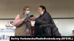 Волонтеры помогают настраивать смартфоны