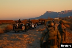 Бойцы Национальной гвардии Мексики, переброшенные на границу с США после того, как Клаудия Шейнбаум договорилась с Дональдом Трампом об усилении со своей стороны мер по обеспечению безопасности. Окрестности мексиканского города Сьюдад-Хуарес, весна 2025 года