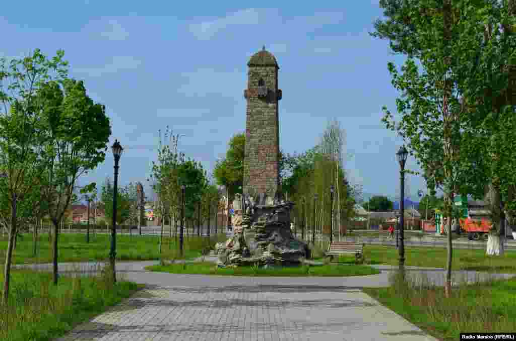 Традиционная чеченская башня, которая, по замыслу архитекторов, должна украсить сквер перед мечетью. 