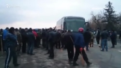 Как под Корсунь-Шевченковским в 2014 году останавливали крымские автобусы (видео) Как под Корсунь-Шевченковским в 2014 году останавливали крымские автобусы (видео)