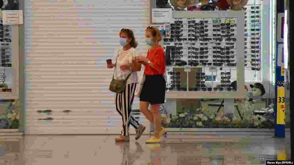 Покупатели в торговом центре «Муссон»